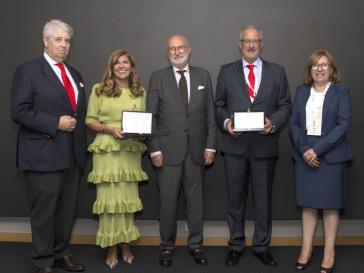 Beatriz Rubio, CEO da RE/MAX Portugal, com a sua distinção de Empresária do Ano, numa fotografia de grupo com outras quatro pessoas na cerimónia dos Prémios CCILE